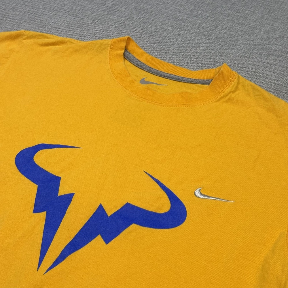 Nike Rafael Nadal Vamos Rafa Crewneck Tennis T-Shirt Mens Medium Yellow Graphic